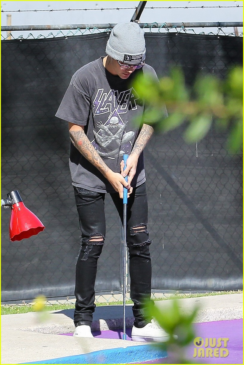 justin bieber plays a morning game of mini golf 05