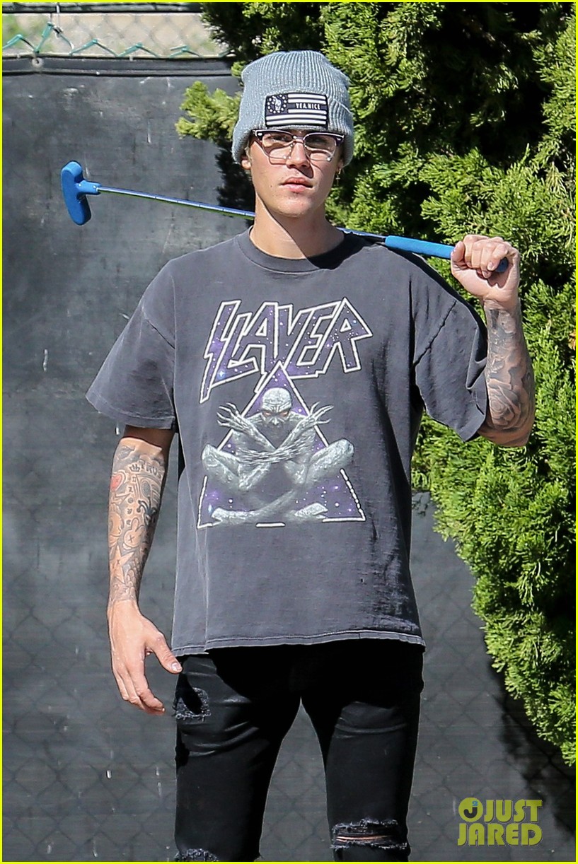 justin bieber plays a morning game of mini golf 06
