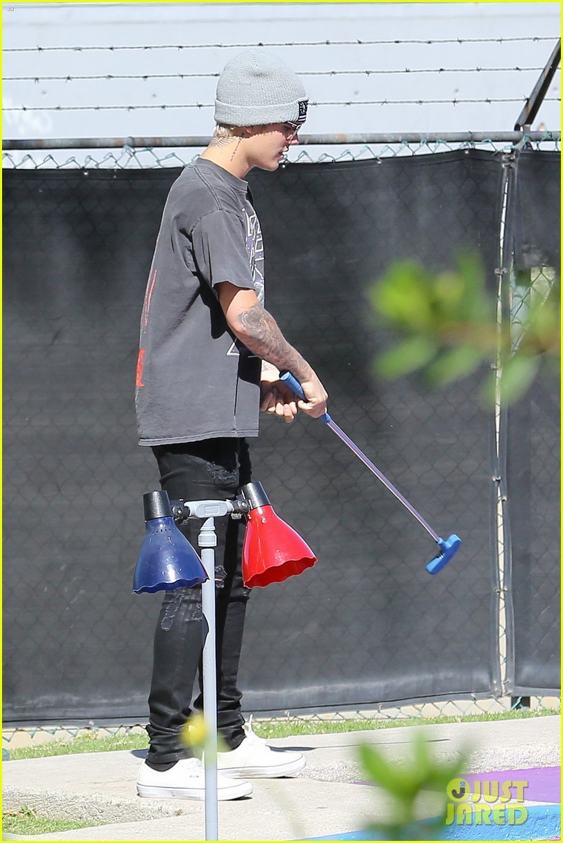 justin bieber plays a morning game of mini golf 07