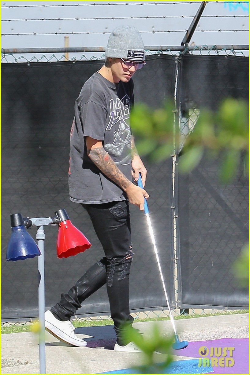 justin bieber plays a morning game of mini golf 08