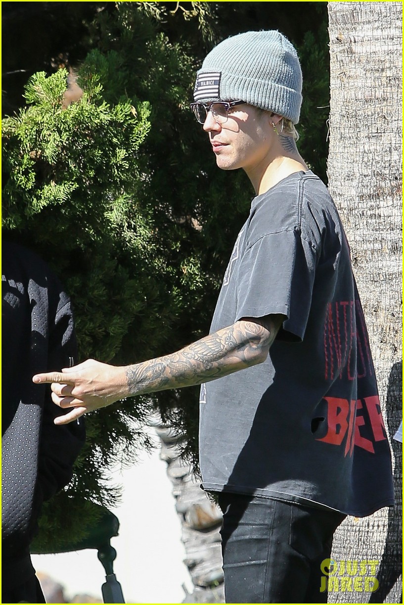 justin bieber plays a morning game of mini golf 25