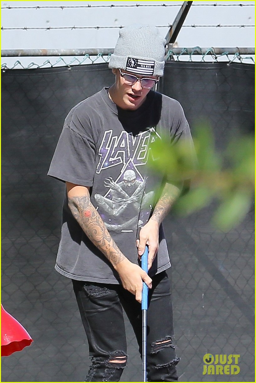 justin bieber plays a morning game of mini golf 26