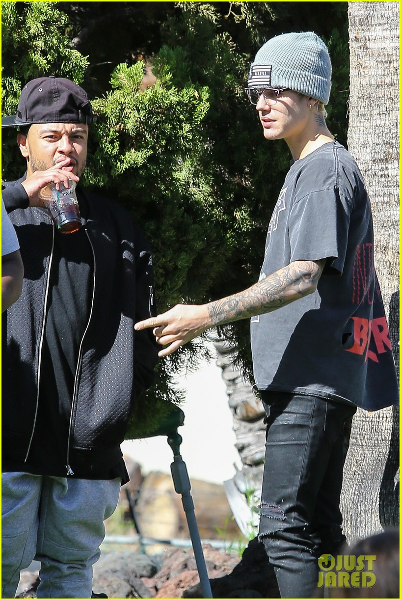 justin bieber plays a morning game of mini golf 27