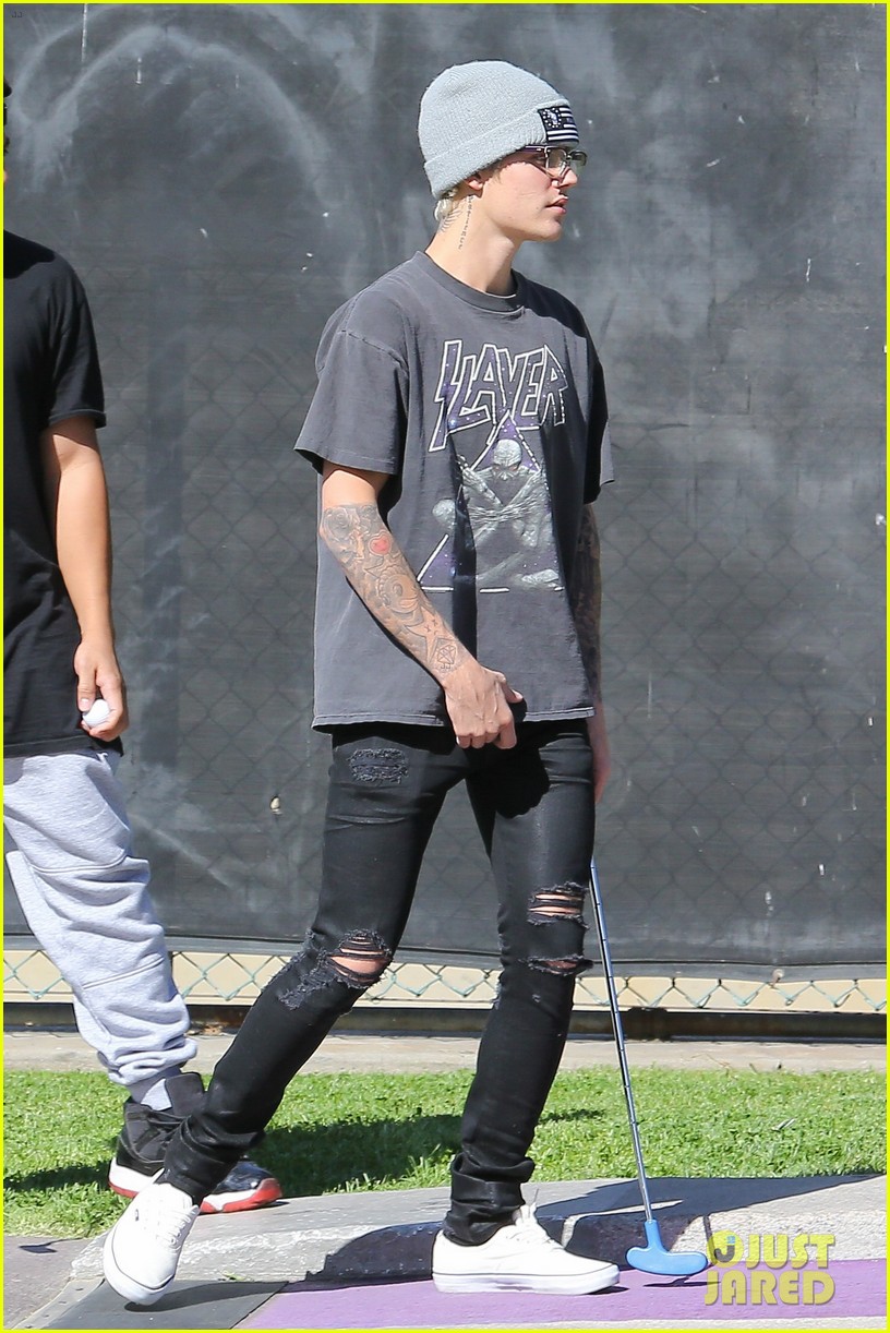 justin bieber plays a morning game of mini golf 28
