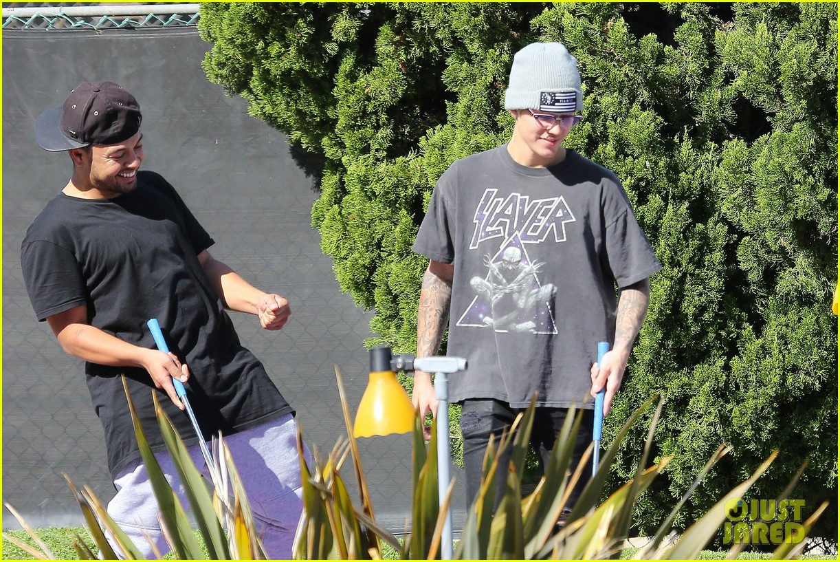 justin bieber plays a morning game of mini golf 30