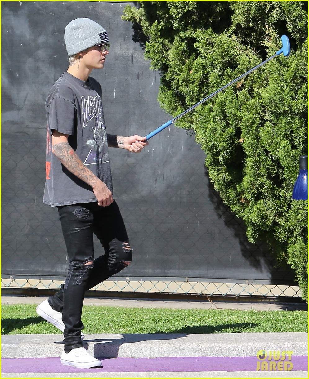 justin bieber plays a morning game of mini golf 31
