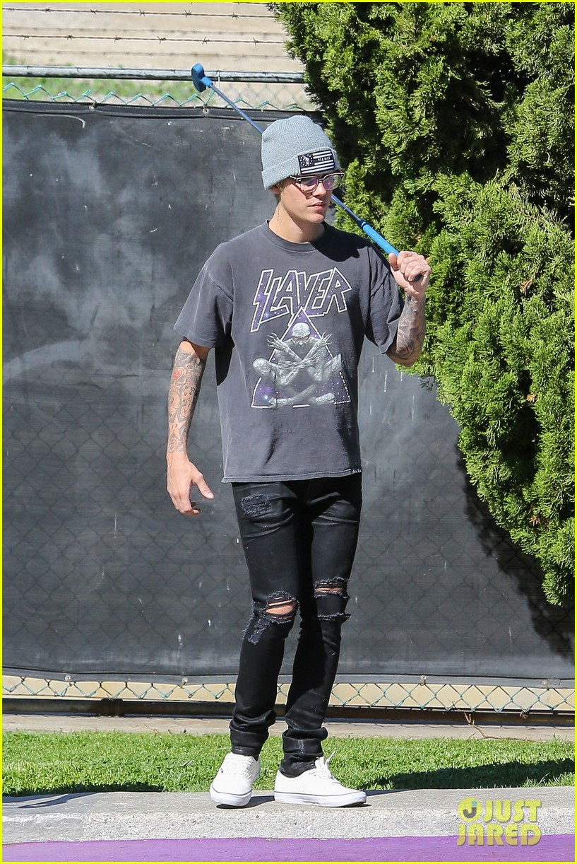 justin bieber plays a morning game of mini golf 34