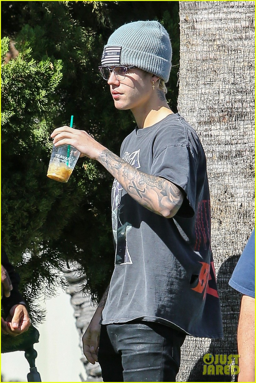 justin bieber plays a morning game of mini golf 35