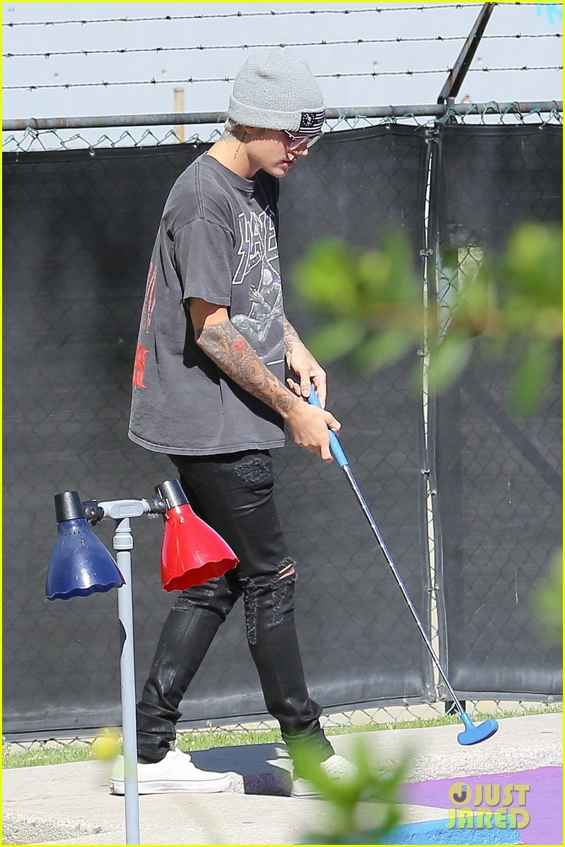 justin bieber plays a morning game of mini golf 36