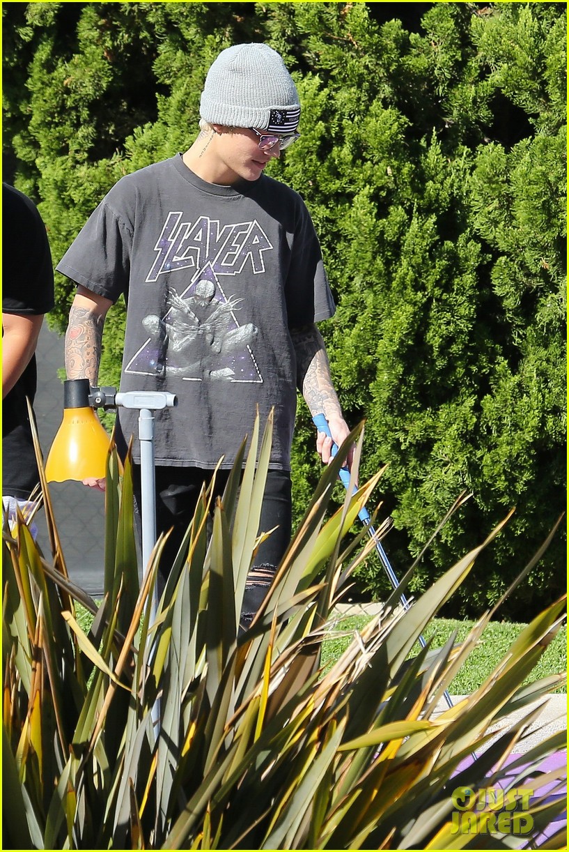 justin bieber plays a morning game of mini golf 39
