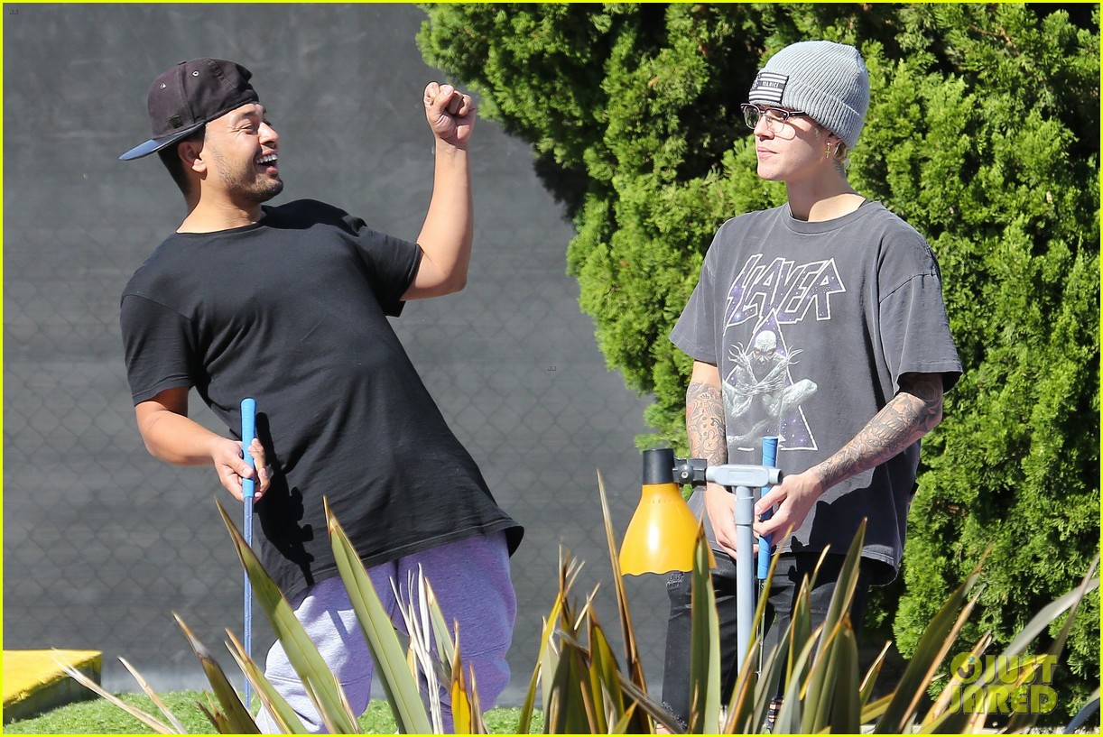 justin bieber plays a morning game of mini golf 44