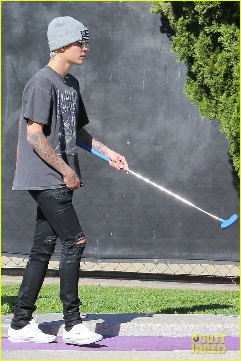 justin bieber plays a morning game of mini golf 48