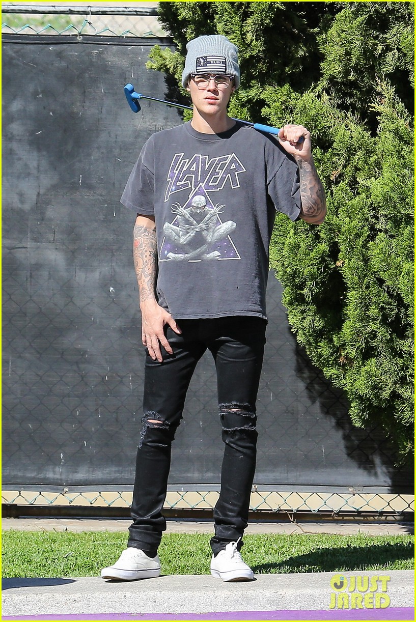 justin bieber plays a morning game of mini golf 49