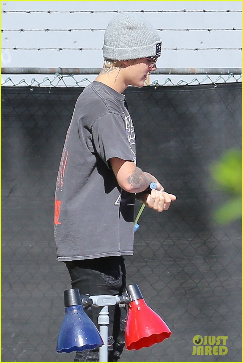 justin bieber plays a morning game of mini golf 50