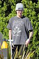 justin bieber plays a morning game of mini golf 02