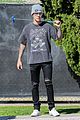 justin bieber plays a morning game of mini golf 03