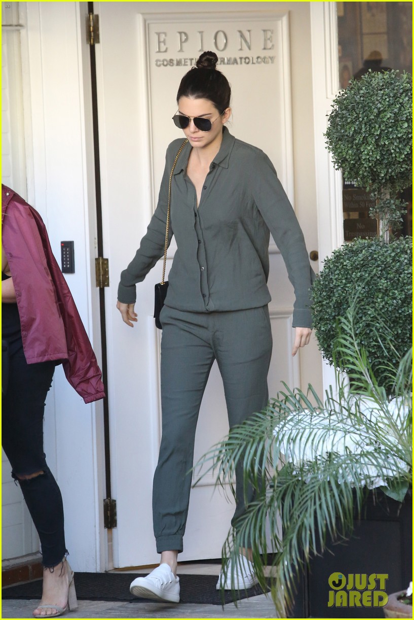 kim kardahsian spends the day with scott disick and kendall jenner 21