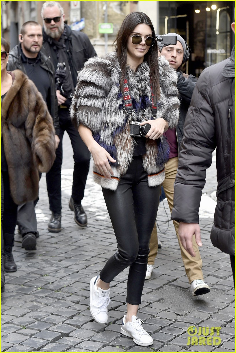kendall jenner brings her film camera to rome 01