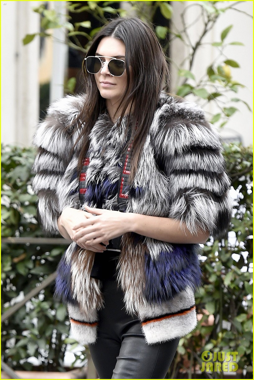 kendall jenner brings her film camera to rome 03
