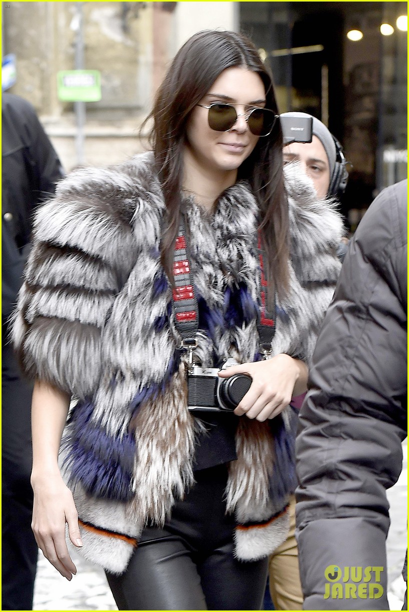 kendall jenner brings her film camera to rome 06