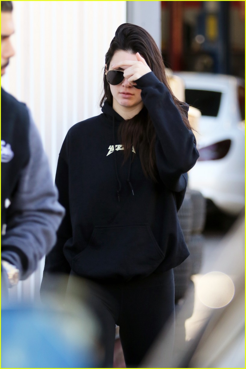 kendall jenner takes car oil change 01