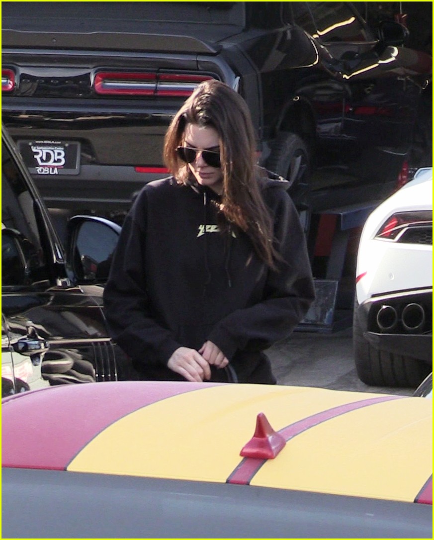 kendall jenner takes car oil change 04