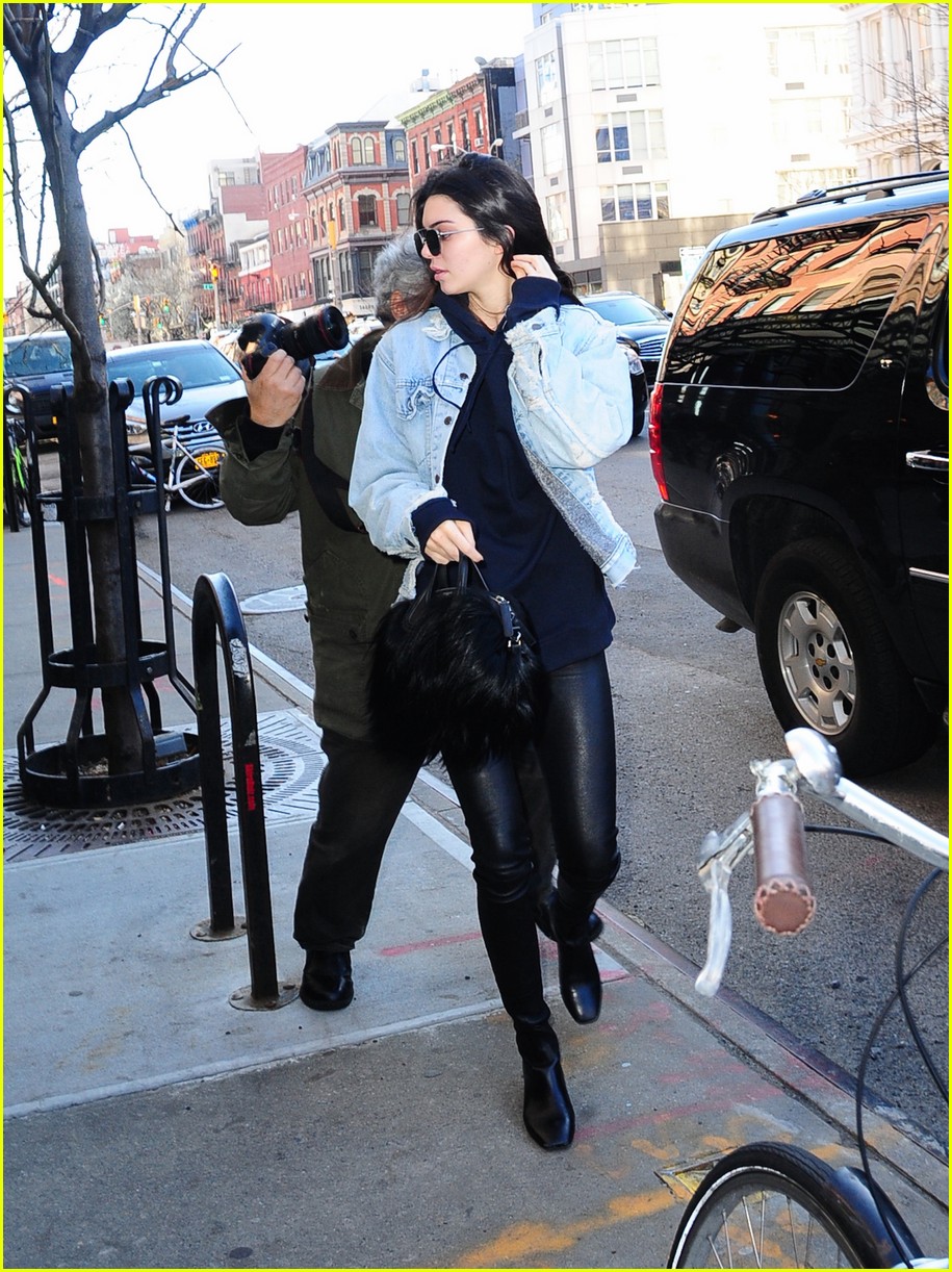 kendall jenner literal parazzi run in 24