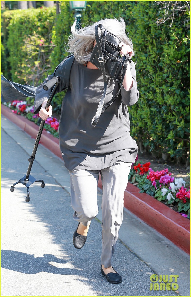 khloe kardashian kendall jenner kylie jenner disguise run from photographers 12