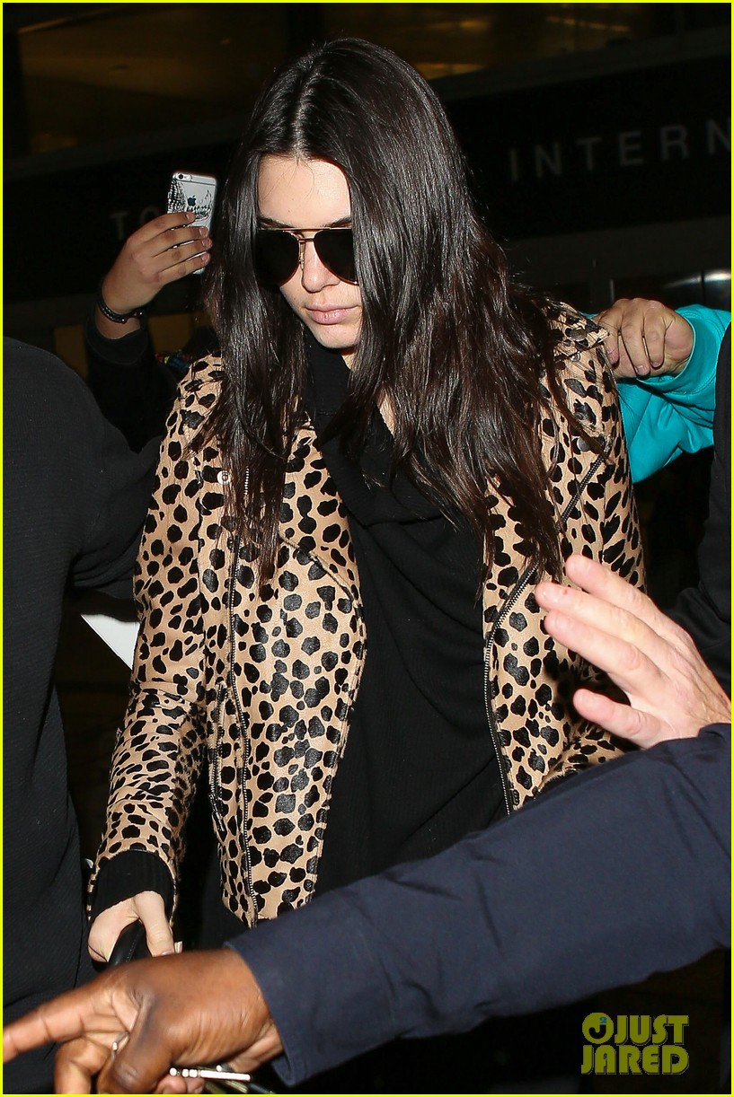kris jenner spots kendall at the airport 11