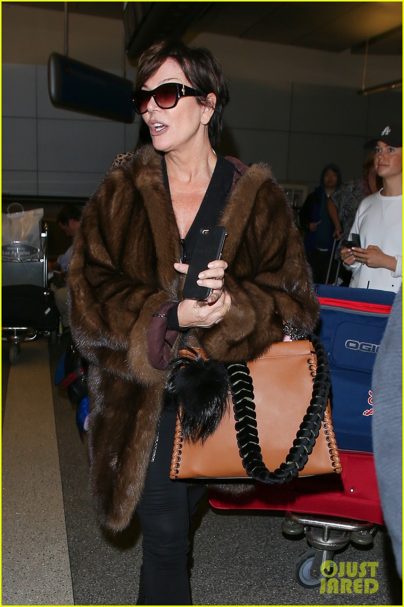 kris jenner spots kendall at the airport 16