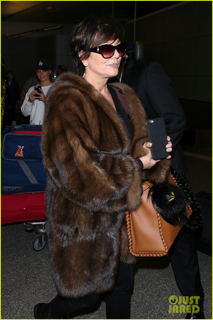kris jenner spots kendall at the airport 20