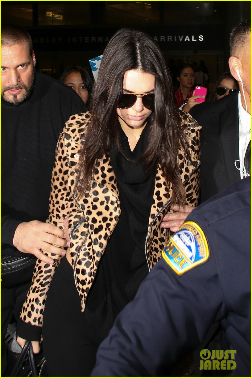 kris jenner spots kendall at the airport 21