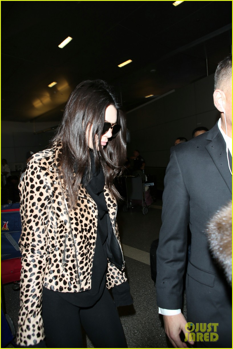 kris jenner spots kendall at the airport 29