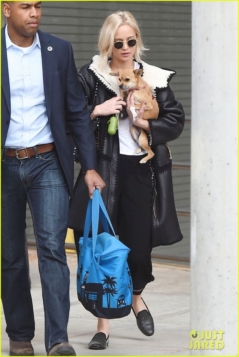 jennifer lawrence arrives in nyc with pup 02