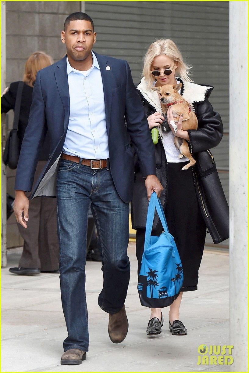jennifer lawrence arrives in nyc with pup 07