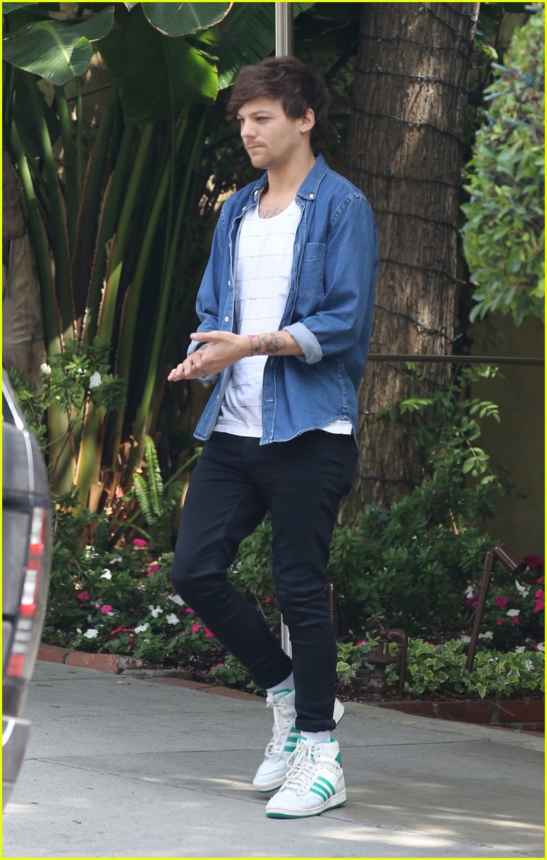 louis tomlinson visits danielle campbell hotel 01