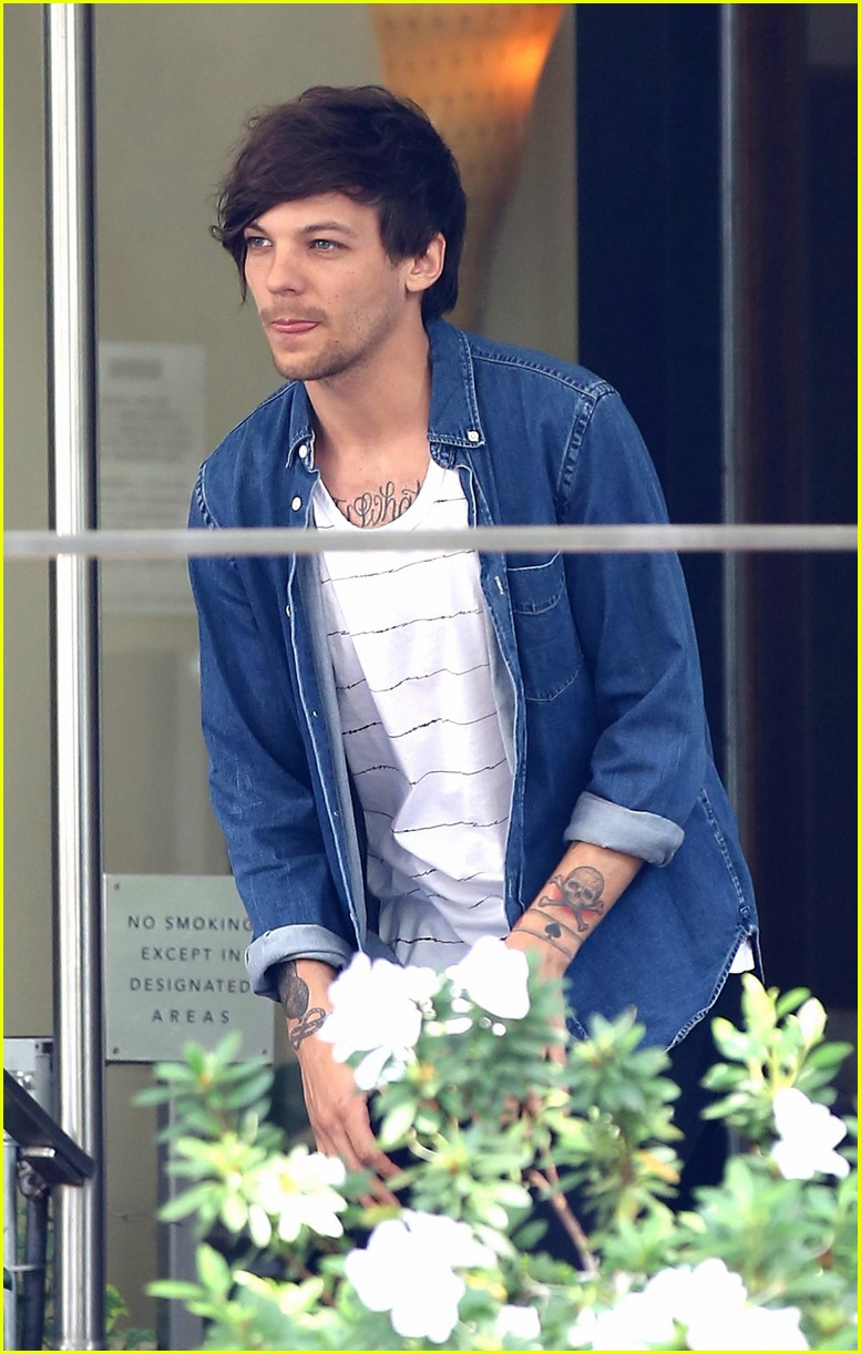 louis tomlinson visits danielle campbell hotel 04