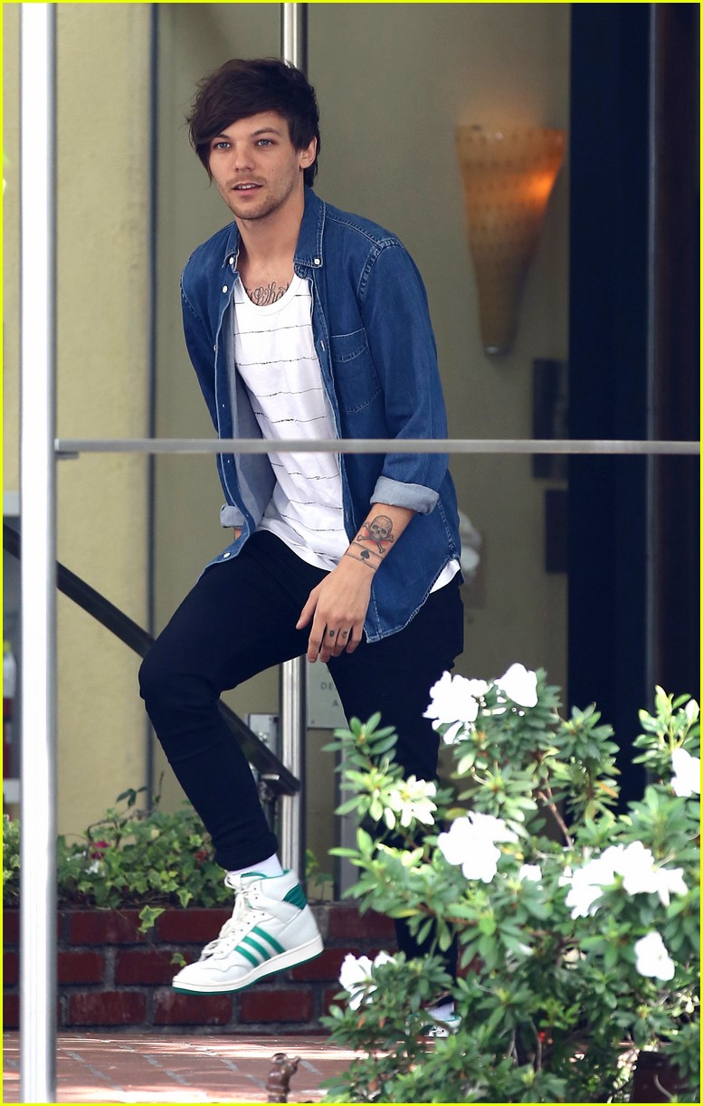 louis tomlinson visits danielle campbell hotel 05