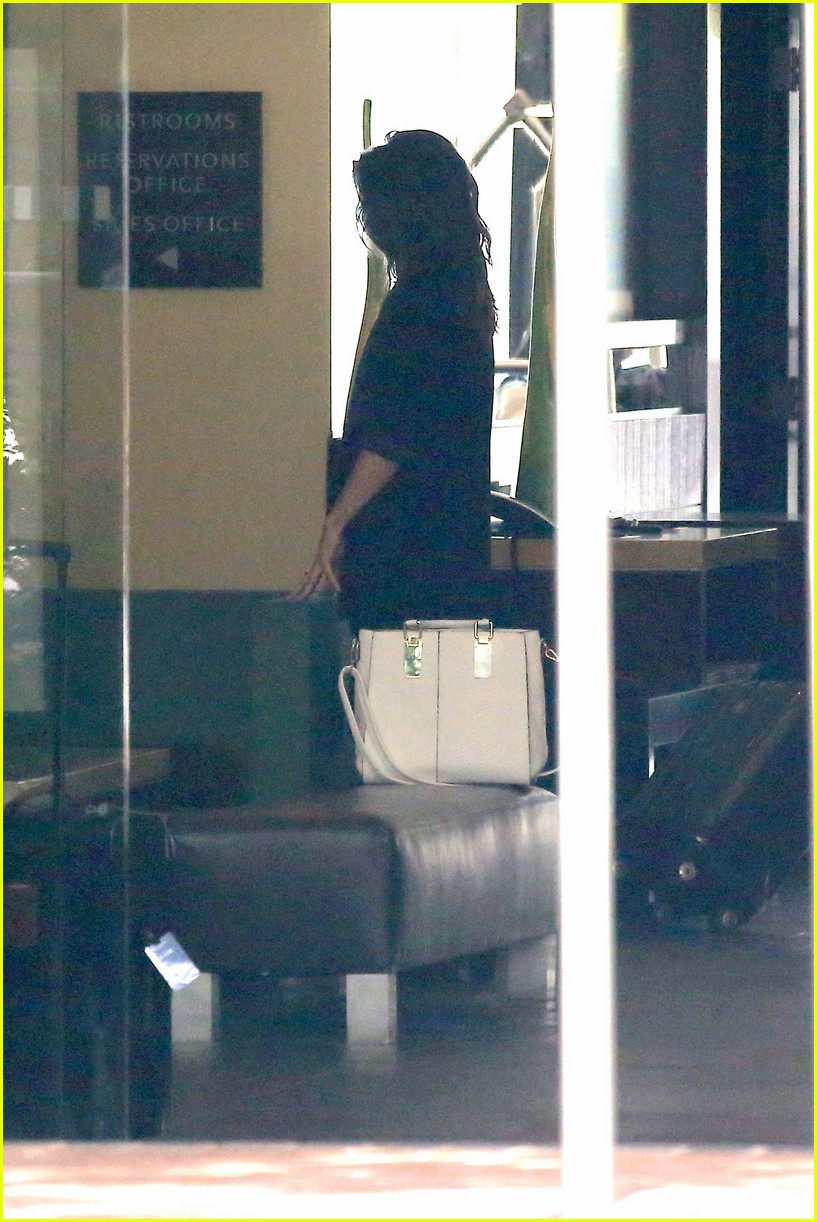 louis tomlinson visits danielle campbell hotel 07
