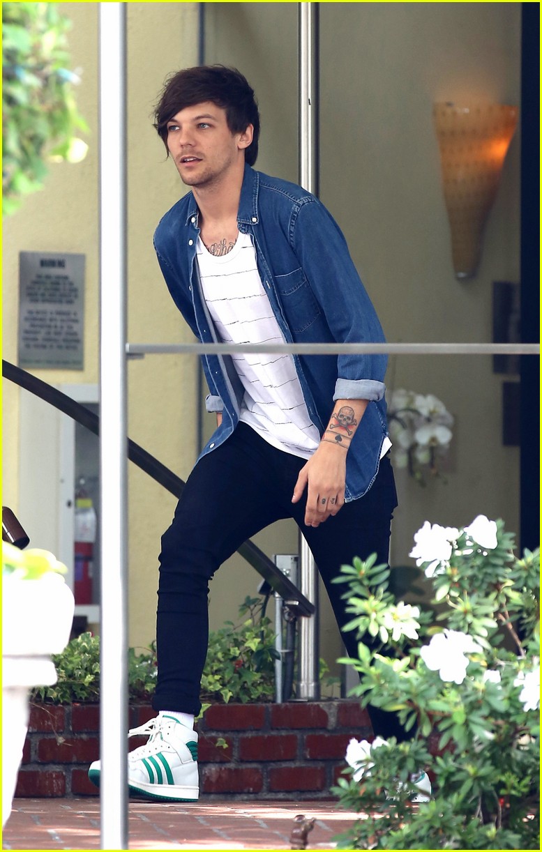 louis tomlinson visits danielle campbell hotel 09