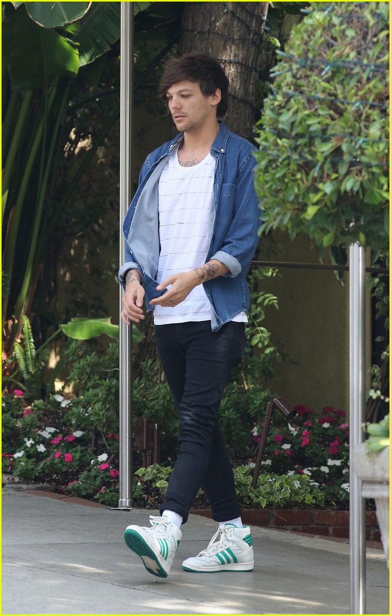 louis tomlinson visits danielle campbell hotel 12