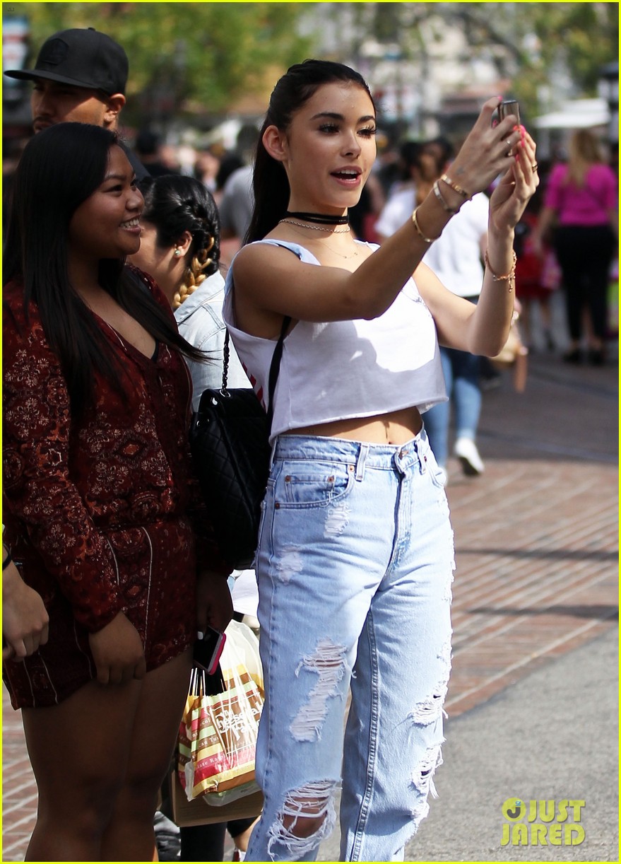 madison beer fans grove shopping 01