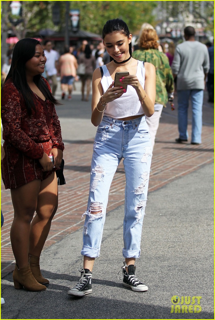 madison beer fans grove shopping 08