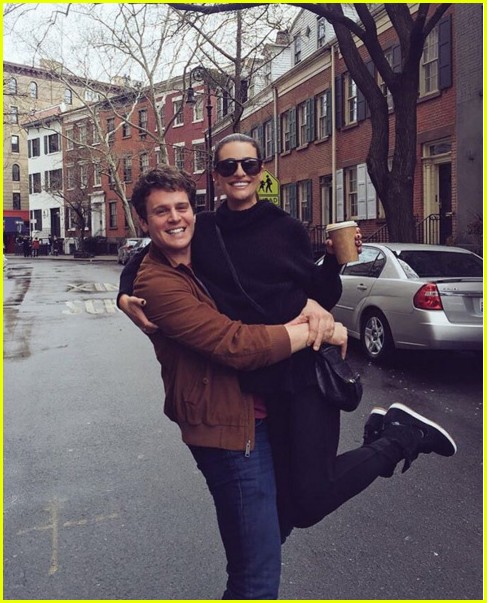 jonathan groff makes lea michele the happiest girl in the world 01