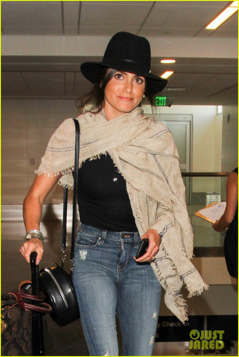 nikki reed passes out sweet notes to strangers 03