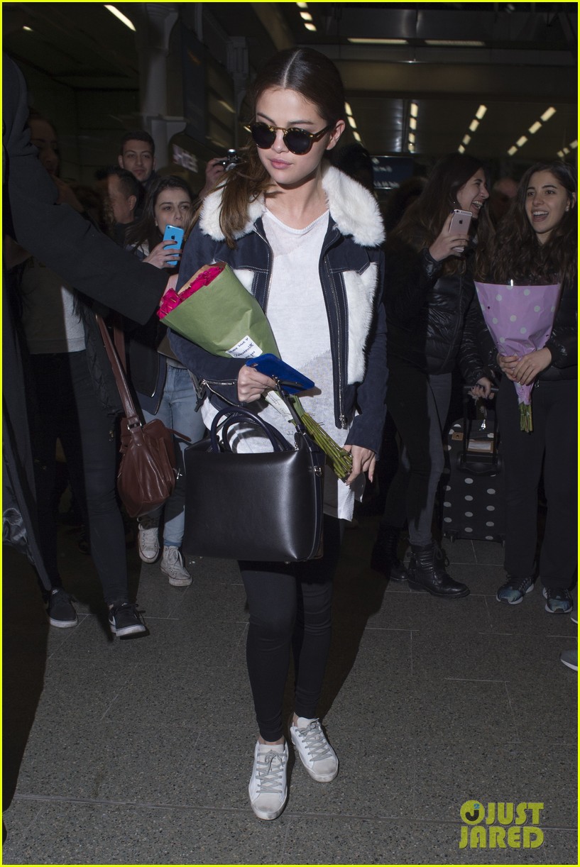 Selena Gomez Gets a Kiss From a Fan On Her Way to London | Photo 939940 ...