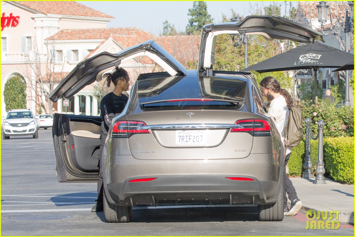 jaden smith goes out with pals in tesla 03