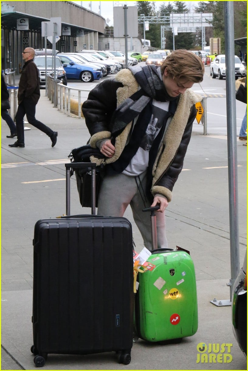 thomas brodie sangster arrives vancouver maze runner 02