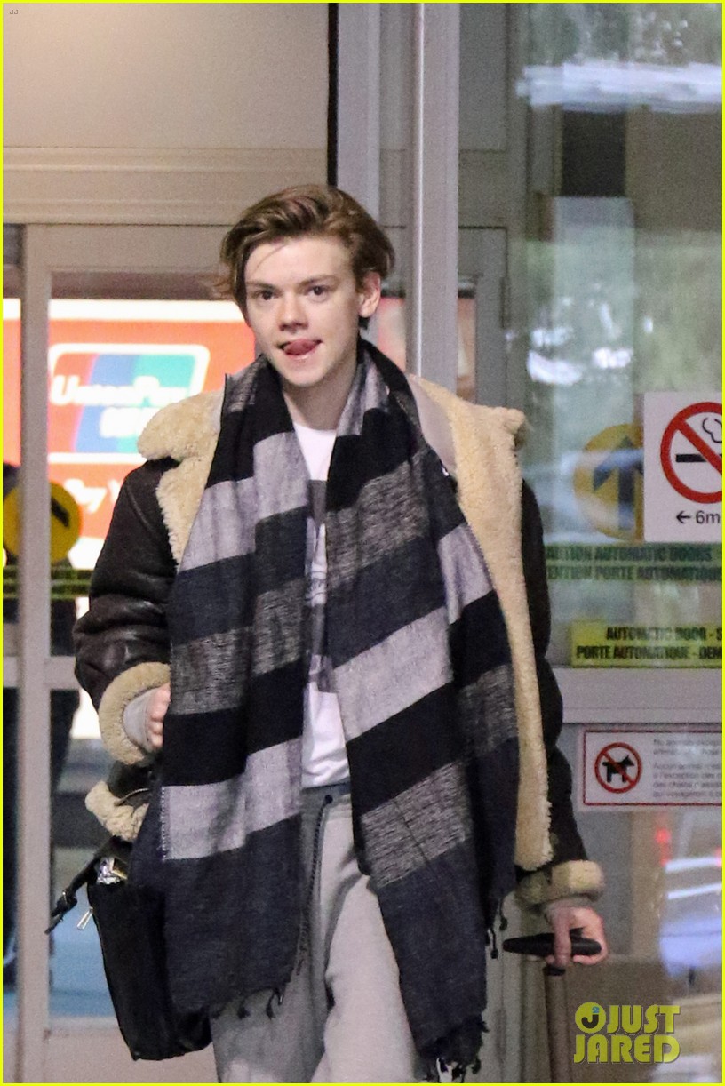 thomas brodie sangster arrives vancouver maze runner 03