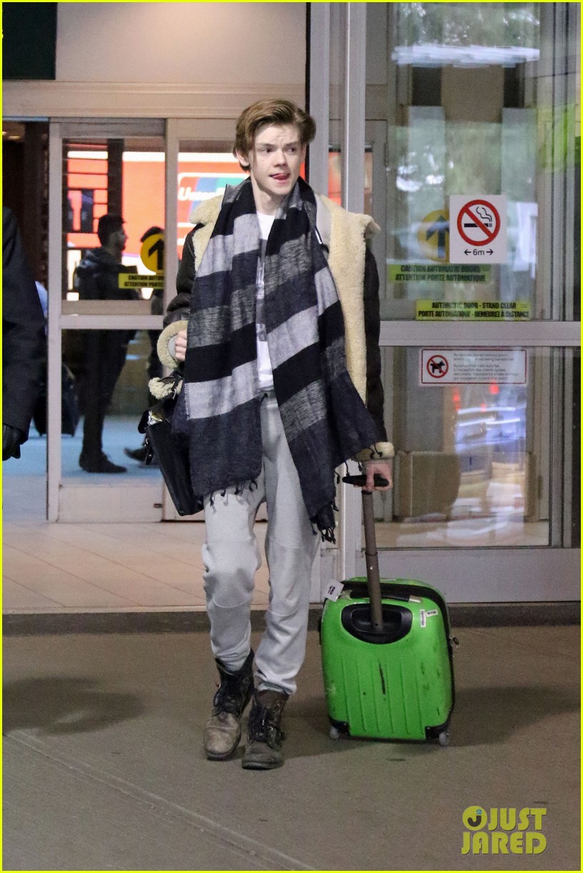 thomas brodie sangster arrives vancouver maze runner 04